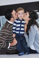 familia joven feliz divertirse en casa foto