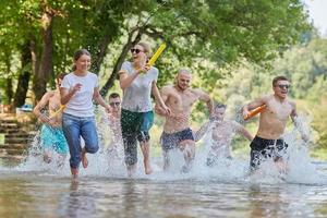 grupo de amigos felices divirtiéndose en el río foto