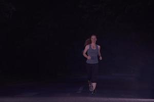 mujer corriendo afuera foto