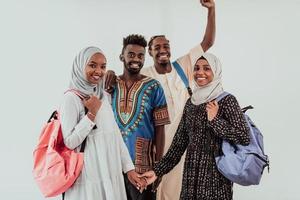 grupo de estudiantes africanos felices conversando y reuniéndose en equipo trabajando juntos en la tarea niñas vistiendo la moda tradicional de hiyab musulmán de sudán foto