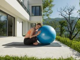 mujer haciendo ejercicio con pelota de pilates foto