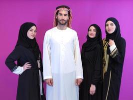 retrato de jóvenes musulmanes aislados en rosa foto