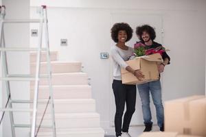 pareja multiétnica mudándose a un nuevo hogar foto