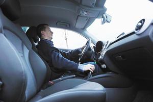 hombre usando la navegación del coche foto