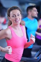 mujer haciendo ejercicio en cinta de correr en el gimnasio foto