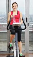 entrenamiento de mujer en el gimnasio en la pista de atletismo foto