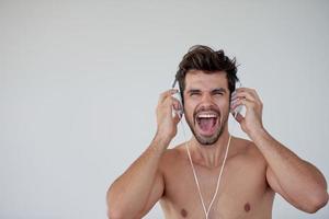 apuesto joven escuchando música en los auriculares foto