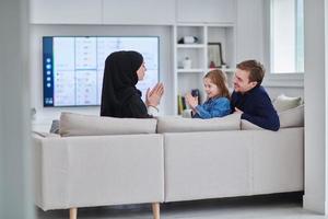feliz familia musulmana pasando tiempo juntos en un hogar moderno foto
