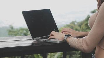 homme d'affaires travaillant avec un téléphone intelligent et un ordinateur portable et une tablette numérique au bureau avec des supports de marketing numérique dans une icône virtuelle video