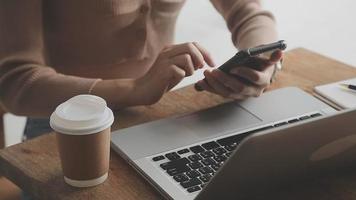 homme d'affaires travaillant avec un téléphone intelligent et un ordinateur portable et une tablette numérique au bureau avec des supports de marketing numérique dans une icône virtuelle video