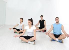 grupo de jóvenes en el gimnasio foto