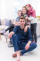 retrato de una joven y feliz familia musulmana moderna foto