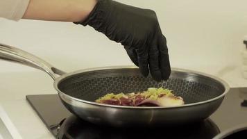 Koch kocht die Tintenfisch-Nahaufnahme-Meeresfrüchte video