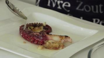 chef cuisinant la pieuvre gros plan fruits de mer video