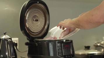 cucinando nel un' multicooker nel il tuo casa cucina. avvicinamento. video