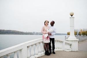 feliz pareja multiétnica en la historia de amor. relaciones de hombre africano y mujer europea blanca. foto