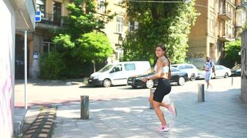 in forma giovane donna salti corda su un' calcestruzzo marciapiede video