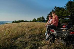 pareja disfrutando de un hermoso día soleado mientras conduce un buggy todoterreno foto