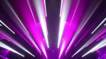 Rayo de luz de escenario en la sala de conciertos. iluminación profesional y efectos de espectáculo. luces azules desde arriba lente óptica suave bengalas animación brillante animación de fondo de arte. iluminación lámpara rayos brillante dinámica