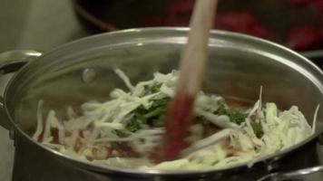 cierra la sopa hirviendo en una olla. cocinar borsch. zanahorias vegetales picadas, papas sopa de tomate en una olla. sopa rusa ucraniana tradicional. video