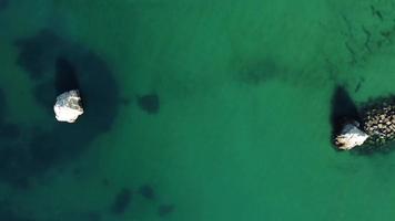 vista aérea de cima para baixo de um par no mar em portimão