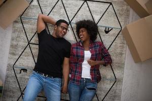 vista superior de la atractiva joven pareja afroamericana foto