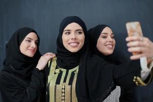 retrato de mujeres árabes vestidas con ropa tradicional o abaya foto
