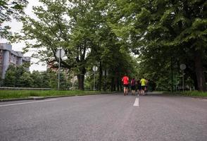 equipo de corredores en el entrenamiento matutino foto