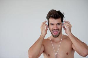 apuesto joven escuchando música en los auriculares foto