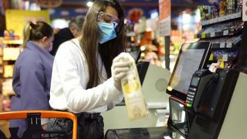 mulher fazendo compras durante a pandemia video