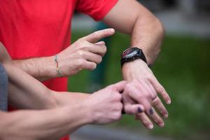 pareja deportiva usando relojes inteligentes foto