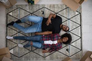 vista superior de la atractiva joven pareja afroamericana foto