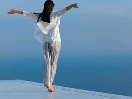 mujer joven disfruta de la puesta de sol foto