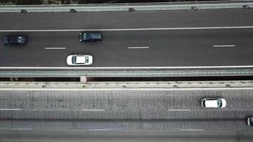 antenne visie van dubbele meerbaans snelweg met auto's op reis beide routebeschrijving video