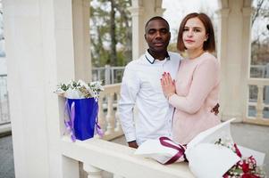 feliz pareja multiétnica en la historia de amor. relaciones de hombre africano y mujer europea blanca. foto