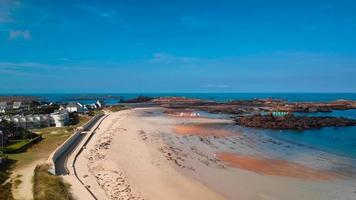 plage de grève blanche à trégastel video