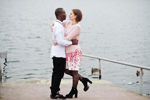 feliz pareja multiétnica en la historia de amor. relaciones de hombre africano y mujer europea blanca. foto