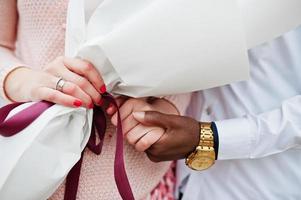 feliz pareja multiétnica en la historia de amor. relaciones de hombre africano y mujer europea blanca. foto