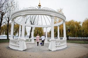 feliz pareja multiétnica en la historia de amor. relaciones de hombre africano y mujer europea blanca. foto