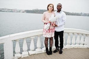 feliz pareja multiétnica en la historia de amor. relaciones de hombre africano y mujer europea blanca. foto