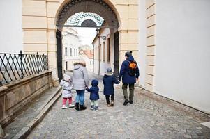 familia caminando en el histórico castillo de mikulov, moravia, república checa. antigua ciudad europea. foto