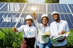 Chad energía solar. ingenieros africanos en la estación de paneles. foto