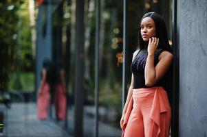 mujer afroamericana de moda en pantalones de melocotón y blusa negra posan al aire libre. foto