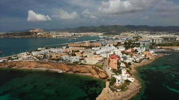 Überfliegen Sie die Altstadt von Dalt Vila mit Blick auf den Hafen und den Horizont video