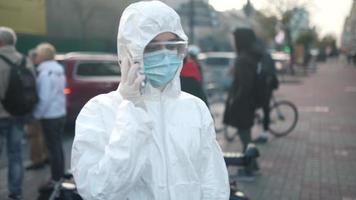 gezondheidszorg arbeider buitenshuis pandemisch video