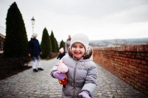 chica en el histórico castillo de mikulov, moravia, república checa. antigua ciudad europea. foto