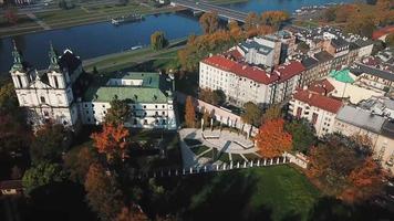 vue aérienne de la vieille ville de kazimierz cracovie pologne avec vue sur la rivière wisla video