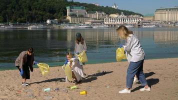 verschmutzter Strand, der von einer Gruppe von Menschen gereinigt wurde video