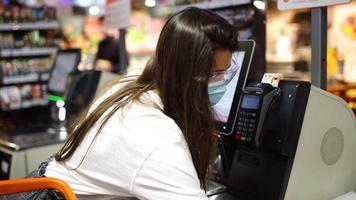 vrouw boodschappen doen gedurende pandemisch video