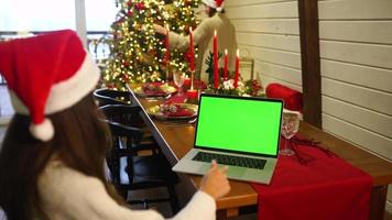 Weihnachtsmädchen auf dem Laptop video